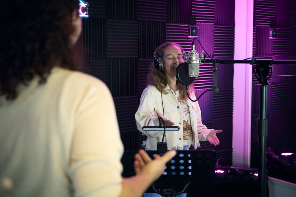 M'lynn Hochstenbach zingt, met coaching van Diana Olierook bij Hometown Studio, muziekstudio in Limburg.