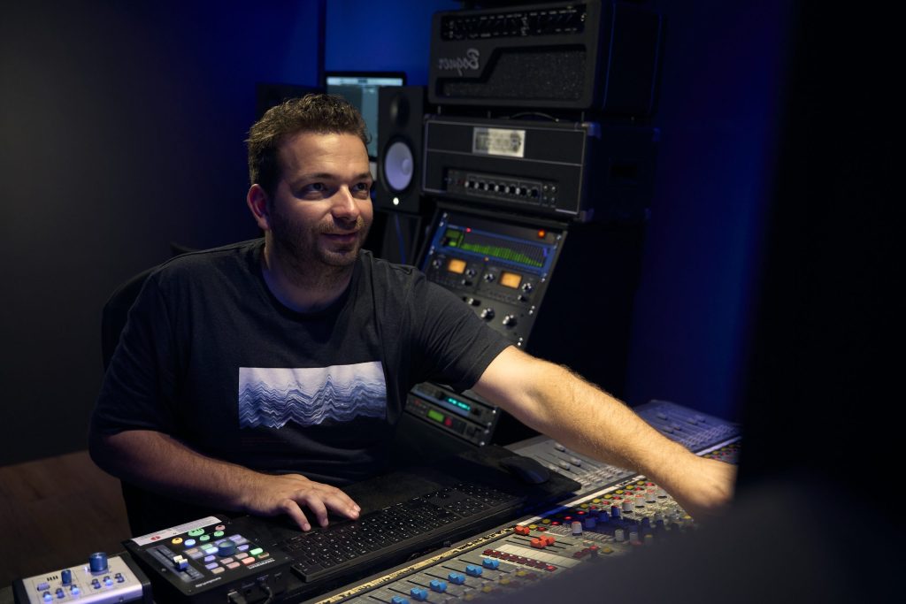 Sjors aan het werk in zijn in Limburg gelegen opnamestudio Hometown Studio.