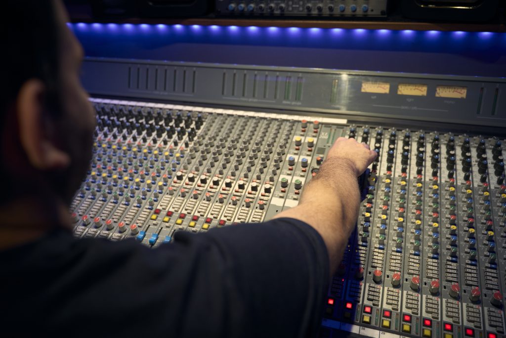 Sjors Dahmen aan het werk in de regieruimte van Hometown Studio.